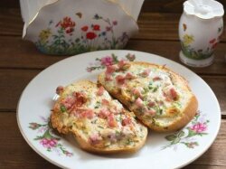 Гренки с ветчиной, сосисками и колбасками