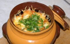 Говядина с шампиньонами и сметаной в горшочках