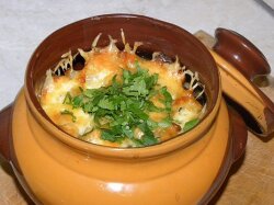 Говядина с шампиньонами и сметаной в горшочках