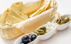 Чипсы из тонкого лаваша с паприкой и сыром