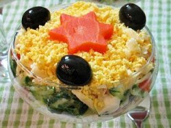 Порционный салат с тунцом и огурцом