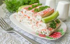 Крабовые палочки с творогом, сметаной и зеленью
