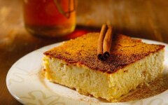 Творожная запеканка с корицей и медом