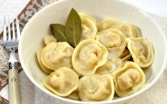 Пельмени с горчично-уксусным соусом