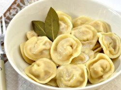 Пельмени с горчично-уксусным соусом