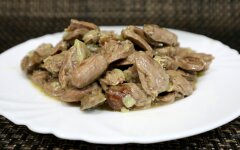 Куриные сердечки с луком на сковороде