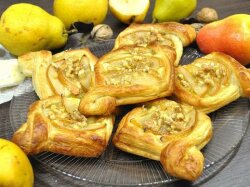 Слойки с грушей, медом и сыром «Бри»