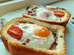 Бутерброд с яйцом, сосиской и помидором