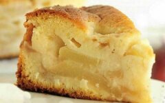 Легкая шарлотка с яблоками в мультиварке