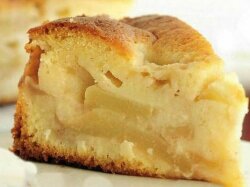 Легкая шарлотка с яблоками в мультиварке