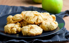Мягкое печенье с изюмом и яблоками