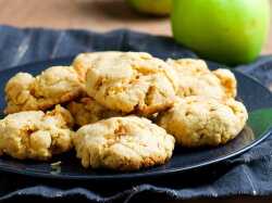 Мягкое печенье с изюмом и яблоками