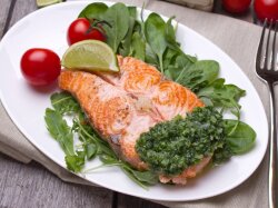 Семга с соусом из чеснока и базилика