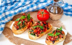 Брускетта с помидорами и соусом Табаско