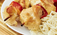 Шашлычок из куриной грудки с болгарским перцем на шпажках в духовке