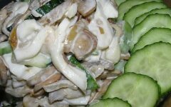 Салат с жареными кальмарами, грибами и огурцами