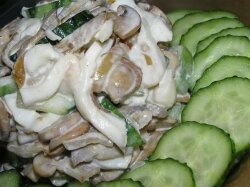Салат с жареными кальмарами, грибами и огурцами