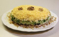 Салат «Дамский каприз» с курицей, ананасом и черносливом