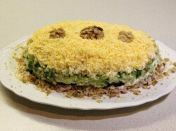 Салат «Дамский каприз» с курицей, ананасом и черносливом