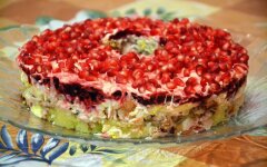 «Дамский каприз» с копченой курицей и гранатом