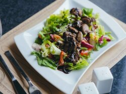 Салат с грибами, куриной печенью и сыром фета