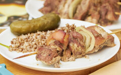 Шашлык из грудинки и свиной вырезки в духовке