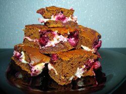 Шоколадный брауни с творогом и вишней