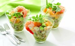 Новогодний «Цезарь» с креветками, мандаринами и орехами