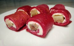 Свекольные блины на молоке и ряженке с сыром и сельдью