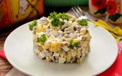 Салат «Столичный» с говядиной и помидорами