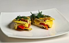 Сэндвич с омлетом, сыром и помидорами