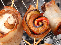 Сало на углях с хлебом, шампиньонами и овощами