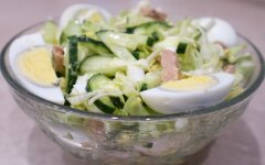 Салат из капусты с печенью трески, яйцом и огурцами