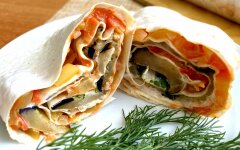 Рулет из лаваша с баклажанами, помидорами и перцем