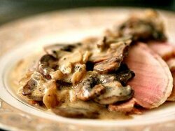 Свинина в сливочном соусе с грибами и кардамоном