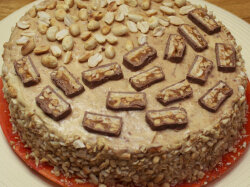 Домашний торт «Сникерс» со сливочным кремом