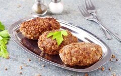 Котлеты из мясного фарша с гречкой на сковороде