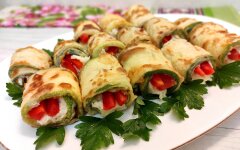 Рулетики из кабачков с сыром, чесноком и помидорами