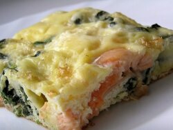 Макаронная запеканка с лососем, шпинатом и сыром рикотта