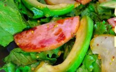 Салат с ветчиной, грушами и авокадо