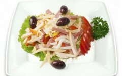 Салат «Столичный» с индейкой и маслинами