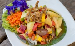 Салат с соленой скумбрией, кукурузой и яблоком