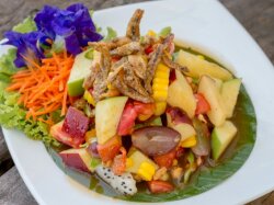 Салат с соленой скумбрией, кукурузой и яблоком