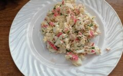 Салат морской с крабовыми палочками, яйцами и сыром
