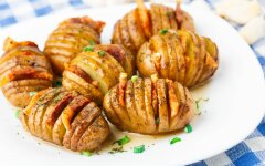 Печеный картофель с беконом и помидорами в фольге