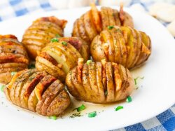 Печеный картофель с беконом и помидорами в фольге