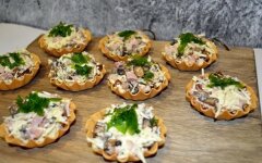 Тарталетки с копченой курицей и шампиньонами