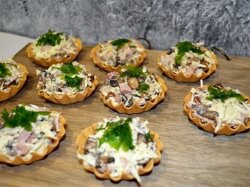 Тарталетки с копченой курицей и шампиньонами