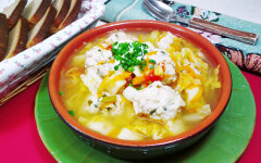 Щи из свежей капусты с картофелем и куриными клецками