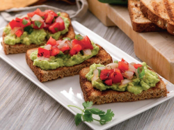 Гуакамоле из авокадо с помидорами и соком лайма